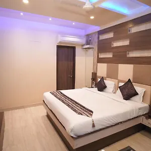 hotel-raj-kamal-palace.hotels-varanasi.com/